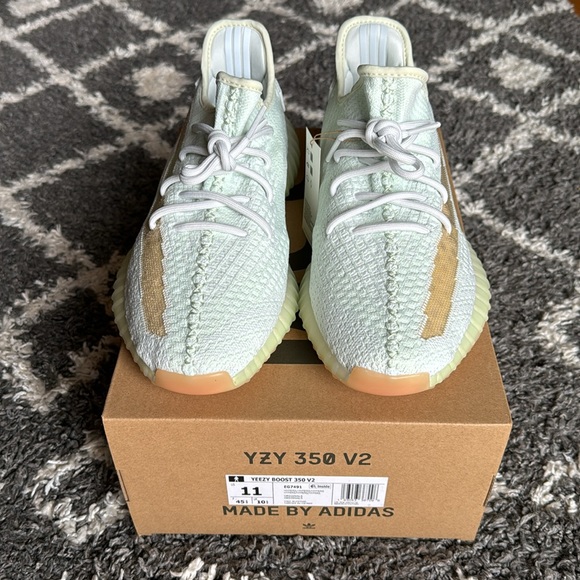 [NEW] Yeezy 350 V2 ‘Hyperspace' - Picture 4 of 7